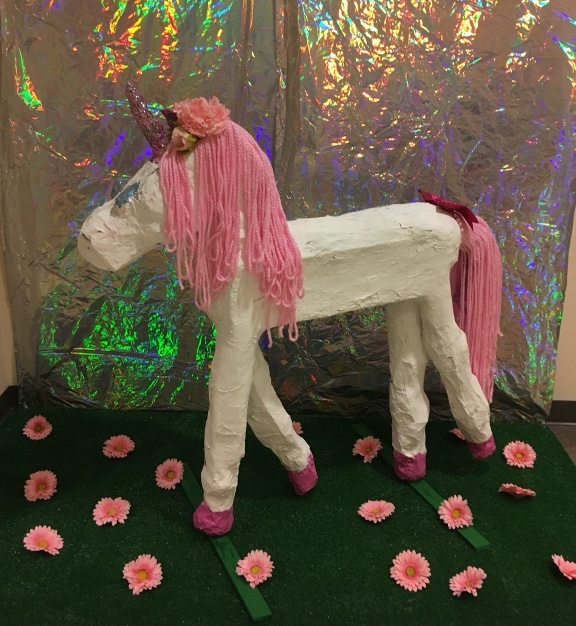 Unicornio con cola y crines rosas