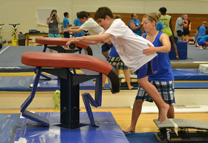 Foto de un estudiante practicando gimnasia