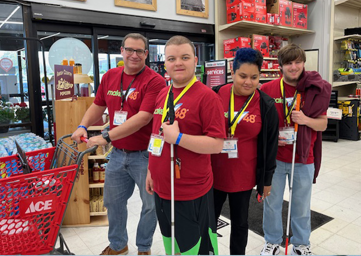 Tres personas adolescentes y una adulta con camisetas a juego de “Make48” compran en Ace Hardware.