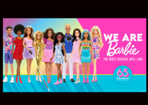 Un anuncio del 65.º aniversario de las muñecas Barbie muestra una fila de diez muñecas: dos muñecos Ken y ocho Barbies. La Barbie ciega es la tercera muñeca desde la izquierda y lleva un bastón en la mano.
