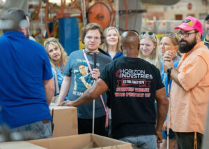 Estudiantes y personal recorren una instalación de producción en Horizon Industries.