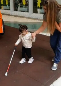 La especialista en O&M brinda un apoyo físico cuando por primera vez lleva a un estudiante con bastón a una superficie acolchada de espuma.