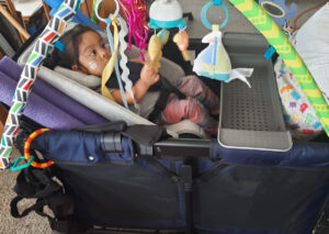 Una niña juega en un vagón Wonderfold que su familia diseñó como espacio de juego móvil.