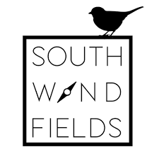 Un cuadrado delineado en negro con las palabras “SOUTH WIND FIELDS” impresas en su interior y un pájaro negro posado sobre el cuadrado. Una brújula forma la “i” de “viento”.